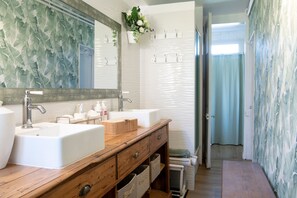 Amenidades de baño gratuitas, secadora de cabello, toallas 