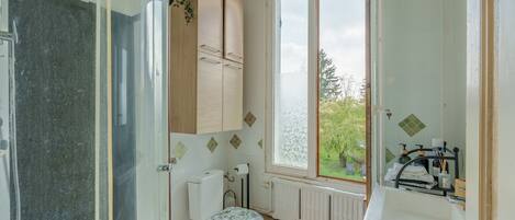 Articles de toilette (gratuits), séchoir à cheveux, serviettes fournies