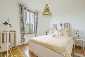 4 bedrooms, iron/ironing board, free WiFi, bed sheets