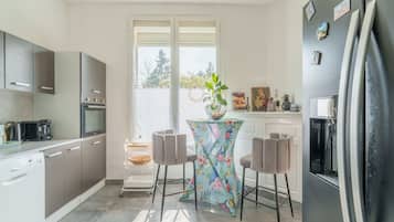 Réfrigérateur, micro-ondes, four, lave-vaisselle