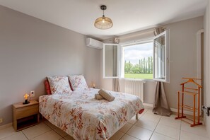 3 slaapkamers, een strijkplank/strijkijzer, gratis wifi, beddengoed