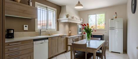 Een koelkast, een microgolfoven, een oven, een vaatwasser