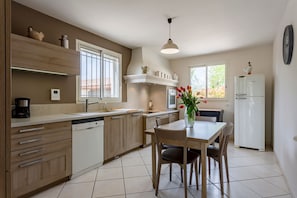 Kühlschrank, Mikrowelle, Ofen, Geschirrspüler