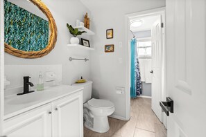 Serviettes fournies, savon, papier de toilette