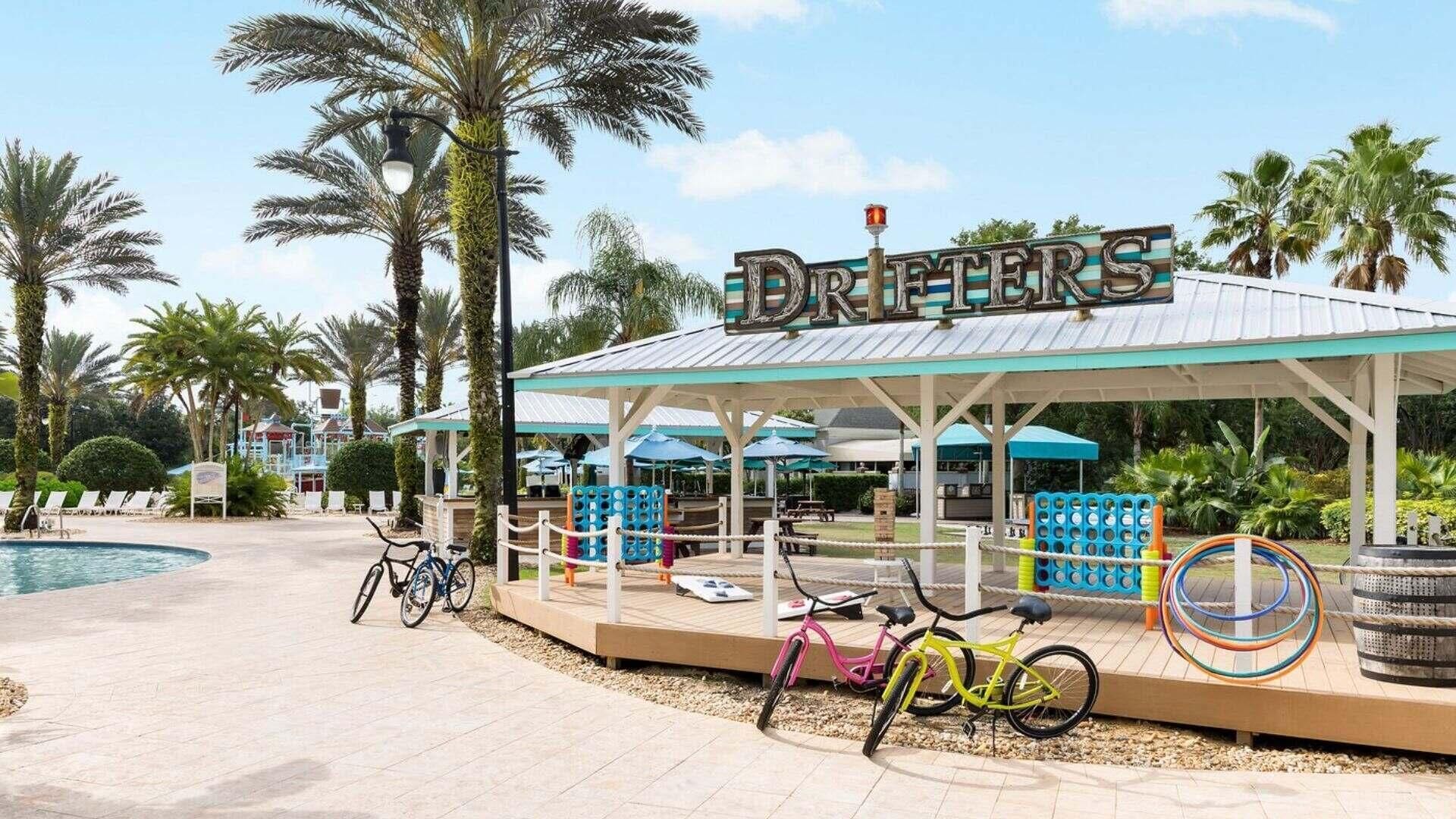 Un resort llamado 'Drifters' con piscina, bicicletas y una zona de estar cubierta.