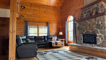 Una Smart TV, una chimenea, videojuegos