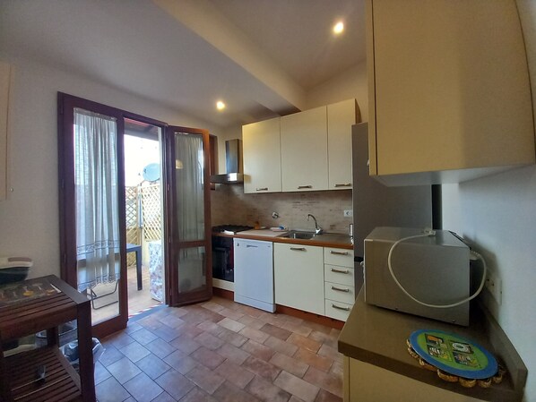 Frigorifero, microonde, forno, piano cottura