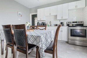 Dining - Lovely 4BR 1.5BA Near the Falls and Casino (Niagara Falls)