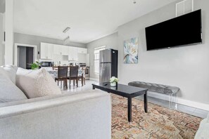 TV - Lovely 4BR 1.5BA Near the Falls and Casino (Niagara Falls)