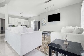 TV - Lovely 4BR 1.5BA Near the Falls and Casino (Niagara Falls)