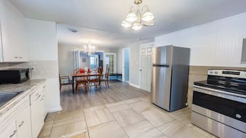 Jääkaappi, mikroaaltouuni, liesi, kahvin-/teenkeitin