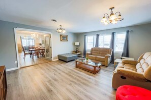 TV, offices - Large 6BR, 6BA in the Heart of Niagara Falls (Niagara Falls)