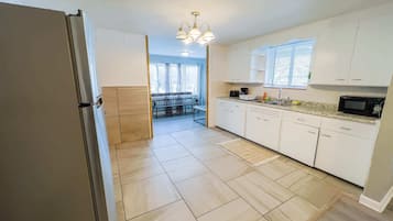 Jääkaappi, mikroaaltouuni, liesi, kahvin-/teenkeitin