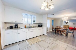 Fridge, microwave, stovetop, coffee/tea maker - Large 6BR, 6BA in the Heart of Niagara Falls (Niagara Falls)