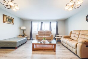 TV, offices - Large 6BR, 6BA in the Heart of Niagara Falls (Niagara Falls)