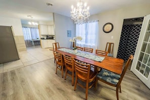Dining - Large 6BR, 6BA in the Heart of Niagara Falls (Niagara Falls)