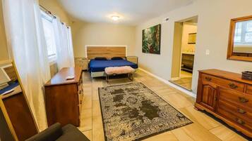 3 bedrooms, iron/ironing board, WiFi, bed sheets