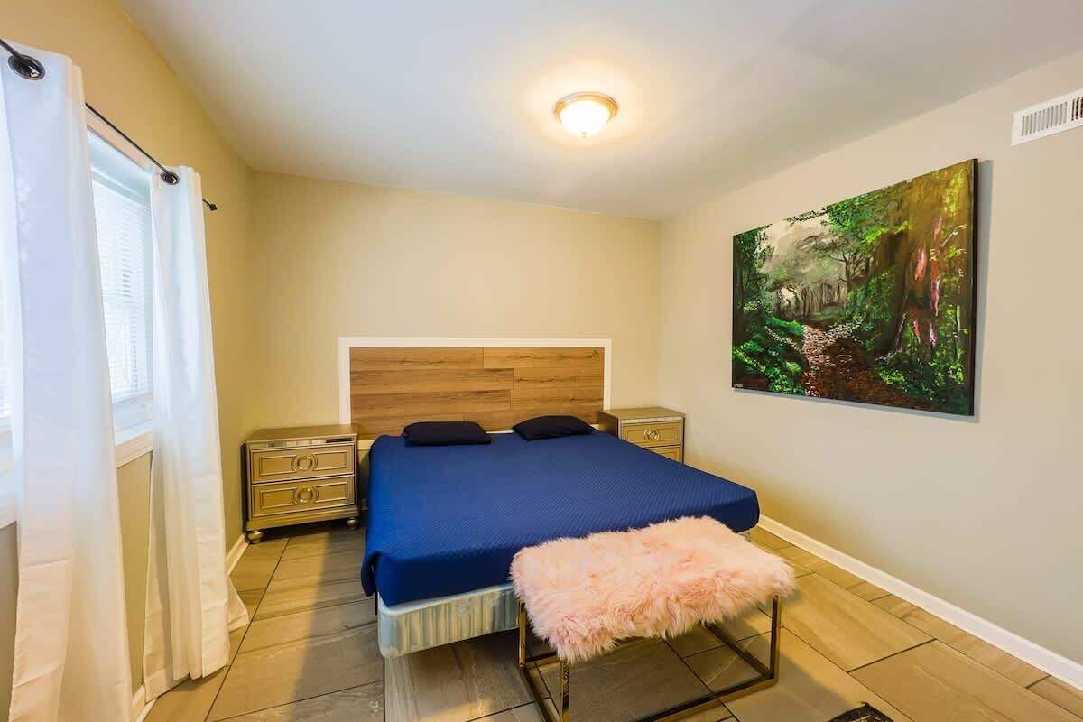 3 habitaciones, tabla de planchar con plancha, wifi y ropa de cama 