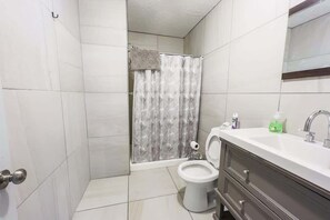 Dusche, Haartrockner, Shampoo