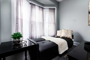 1 bedroom, iron/ironing board, travel cot, WiFi - Cozy 1BR Apartment Sleeps 2 Near the falls (Niagara Falls)