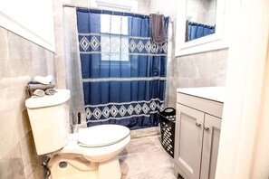 Shower, hair dryer, shampoo - Cozy 1BR Apartment Sleeps 2 Near the falls (Niagara Falls)