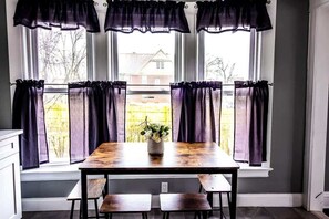 Dining - Cozy 1BR Apartment Sleeps 2 Near the falls (Niagara Falls)