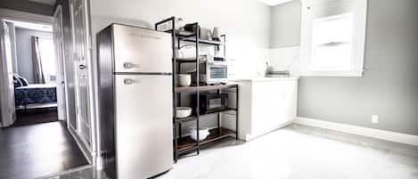 Kühlschrank, Mikrowelle, Ofen, Wasserkocher mit Kaffee-/Teezubehör