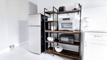 Refrigerador, microondas, horno, cafetera/tetera