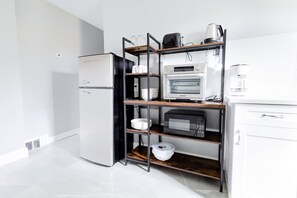 Refrigerador, microondas, horno y cafetera y tetera 