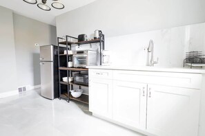 Fridge, microwave, oven, coffee/tea maker - Comfy Micro Apartment 1BR 1Bath close to the falls (Niagara Falls)