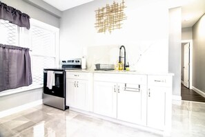 Fridge, oven, stovetop, electric kettle - Modern 1BR 1BA Apartment close Falls and Casino (Niagara Falls)