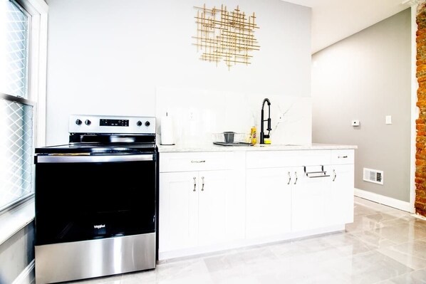 Fridge, oven, stovetop, electric kettle