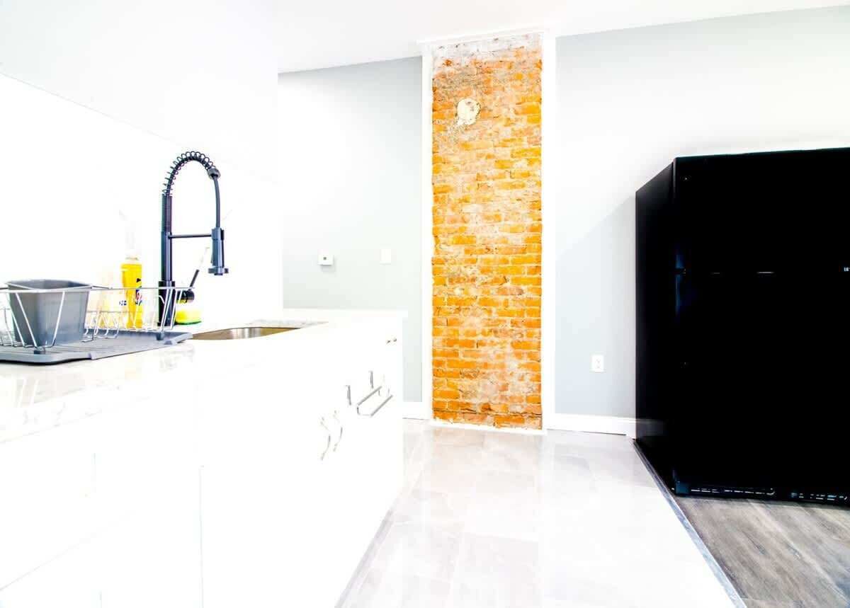Refrigerador, horno, placa de cocina, tetera/pava eléctrica