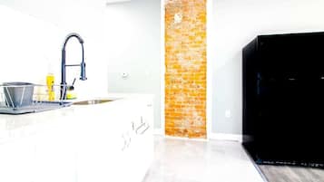 Refrigerador, horno, placa de cocina, tetera/pava eléctrica