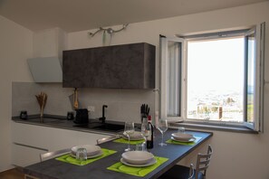 Een koelkast, een oven, een kookplaat, een vaatwasser