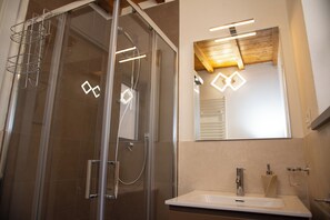 SĂšche-cheveux, bidet, serviettes fournies, savon