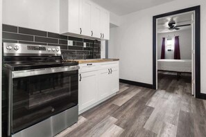 Frigorífico, microondas, horno y placa de cocina