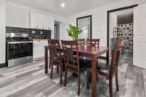 Dining - 5BR, 2BA close to Niagara Falls State Park (Niagara Falls)