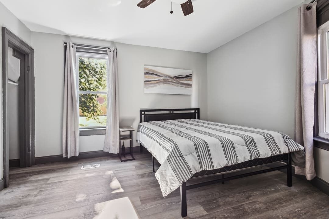 6 bedrooms, iron/ironing board, WiFi, bed sheets