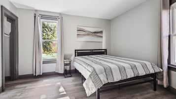 6 bedrooms, iron/ironing board, WiFi, bed sheets