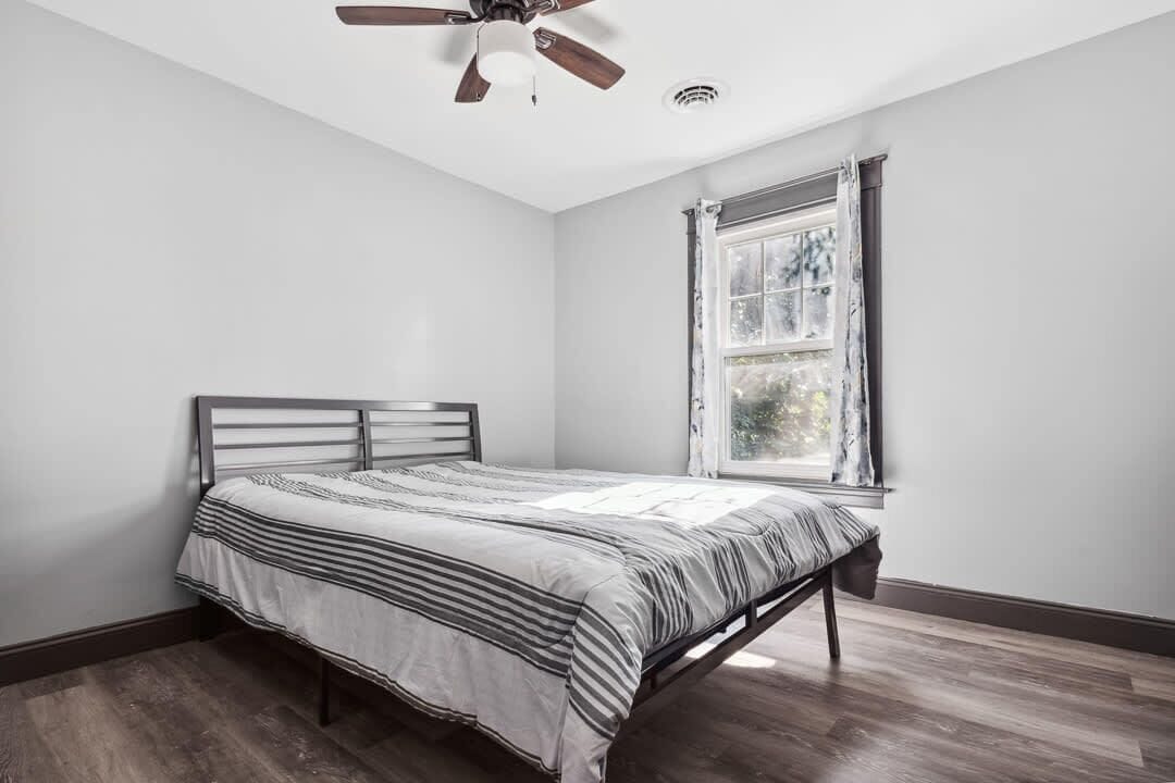 6 bedrooms, iron/ironing board, WiFi, bed sheets