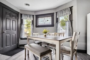 Dining - 6BR Vacation Spot-Minutes to Niagara Falls USA (Niagara Falls)