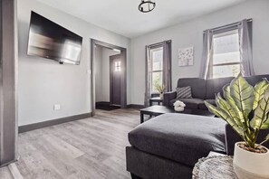 TV, offices - 6BR Vacation Spot-Minutes to Niagara Falls USA (Niagara Falls)