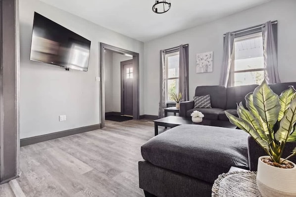 TV, offices - 6BR Vacation Spot-Minutes to Niagara Falls USA (Niagara Falls)
