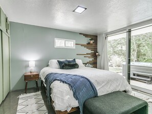 2 bedrooms, iron/ironing board, WiFi, bed sheets - Midcentury Oasis with hot tub! (Oklahoma City)