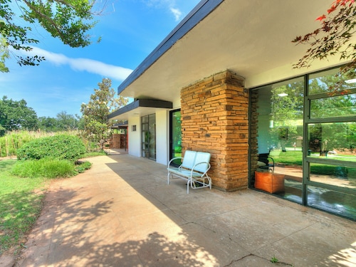 Midcentury Oasis with hot tub!