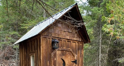 White Pine Acres Cozy couples cabin in lanark private on a large pond & pines