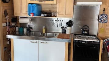 Oven, stovetop, coffee/tea maker, electric kettle
