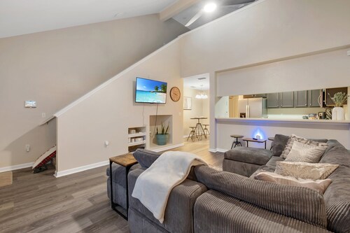 Renovated 2BR/2BA Near FSU, Pool & Wi‑Fi