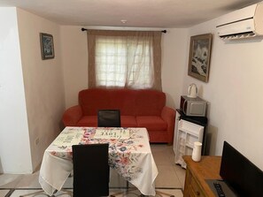 Living area - 6-bedroom studio in welcoming Ocho Rios with WiFi, AC Escape to Tranquility (Ocho Rios)